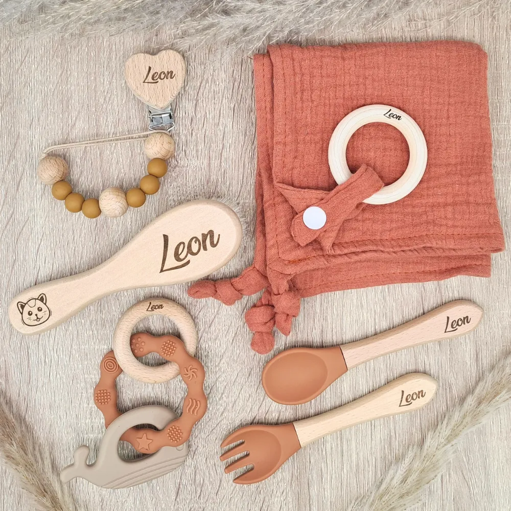 Coffret cadeau de naissance Léon avec attache tétine, couvert, anneau de dentition, peigne et doudou, couleurs terracotta et bois