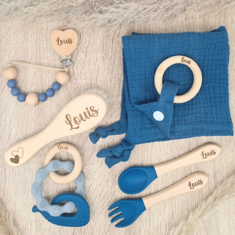 Coffret cadeau de naissance Louis contenant attache tétine, couvert, anneau de dentition, peigne et doudou, couleurs bleu marine et bois