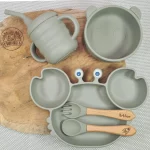 Kit repas bébé en silicone vert sauge avec couverts gravés Arthur, idéal comme cadeau de naissance