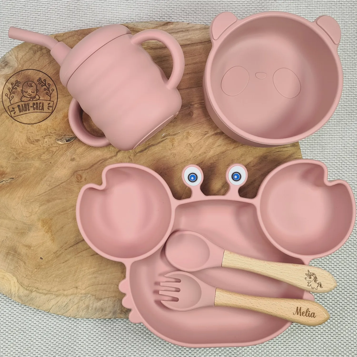 Coffret Repas Bébé (4) Box repas pour bébé fille en silicone rose avec assiette à ventouse et couverts gravés au prénom Melia