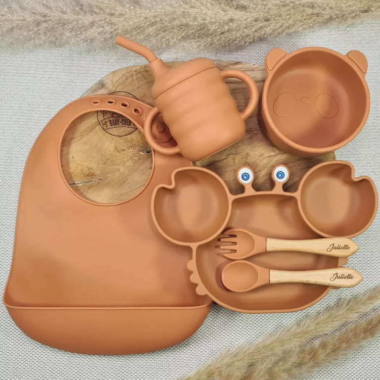 Coffret Naissance en silicone terracotta avec bavoir, assiette et tasse, conçu pour le plaisir des repas pour bébés.